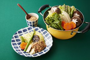 写真: 春野菜の蒸し煮 肉みそかけ