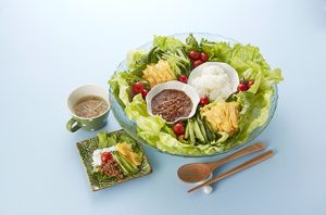 写真: 野菜・肉みそレタス巻き