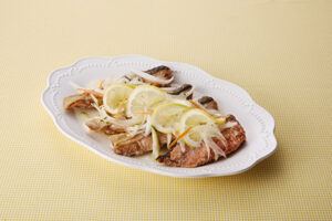 写真: 揚げサケのレモンマリネ